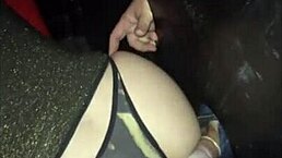 Esposa chupa o corno enquanto e tocada por estranhos no glory hole