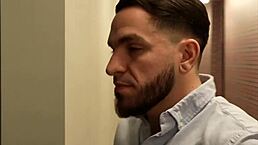 瘦弱淫娃Erin Everheart穿裤袜和幸运陌生人玩得很脏，哎呀！