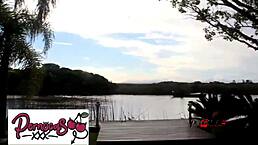 Pernocas chupando Joy Cardozo na beira do rio