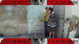 Le quito las bragas a la gorda y le hago una buena comida de coño contra la pared