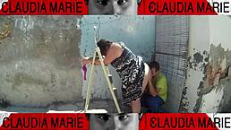 Le quito las bragas a la gorda y le hago una buena comida de coño contra la pared