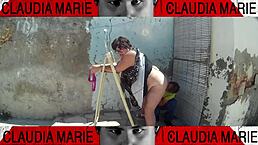 Le quito las bragas a la gorda y le hago una buena comida de coño contra la pared