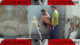 Le quito las bragas a la gorda y le hago una buena comida de coño contra la pared