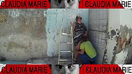 Le quito las bragas a la gorda y le hago una buena comida de coño contra la pared