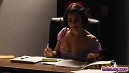 哇，妮可·阿里亚和詹娜·萨蒂瓦陷入火热女同性爱