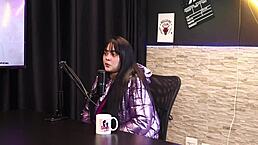 Pamela Sagaz kisses famous in photo