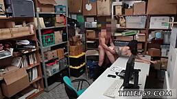 18+雀斑红发少女和大奶金发美女被捕