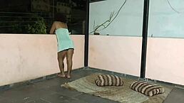 o filhinho da minha amiga me pegou no terraço e me fodeu... tive que gemer baixo!!