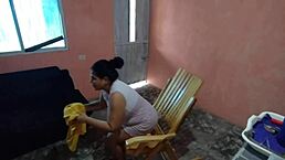 llamo a mi vecino para que me ayude y termino follándome su rica verga y dejando mi deliciosa panocha llena de su leche porno español