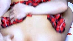 la hijastra con su figura apretada y su sonrisa tentadora era el sueño prohibido que lo impulsaba a buscar encuentros secretos en el apartamento