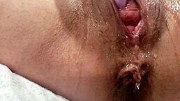 教她掌握玩弄玩具技巧