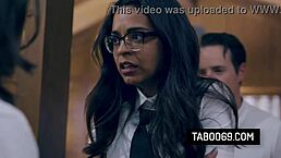 书呆子女大学生Casey Calvert勾引继兄操闺蜜Vienna Black禁忌3P