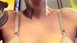 Nossa Eu De Sutiã Treinando Na Academia E Toda Suada E Louca De Tesão Chega Escorreu Pela Bucetinha Lisinha E Suada