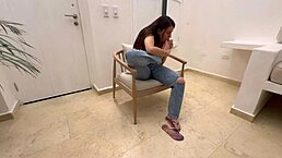 Me Encanta Que Mi Jefe Lesbiana Me De Ordenes En La Sala De Su Casa Mientras Su Esposo No Esta