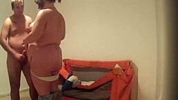 Gorda Divorciada Se Folla A Su Compañero De Piso En La Habitación De La Cuna Cuando Su Marido Está Trabajando Le Pone Los Cuernos