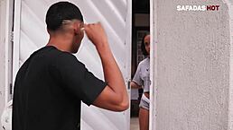 Novinha giving to delivery guy.