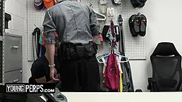 18+小偷妹子趴桌子上被保安深度搜穴狂插