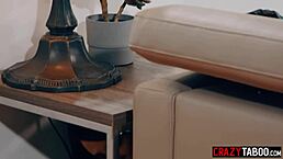 性感MILF保姆Riley Jacobs打扫卡住被狂干