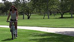 Savannah Foxx从骑车换成猛干Talon的大鸡巴速战