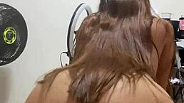 年轻美女户外猛骑后入式