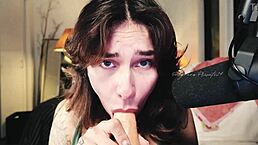 i give dildo blowjob as flowerava backstage