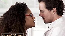 Scarlit Scandal自然曲线在沙发上被猛钻到多次高潮