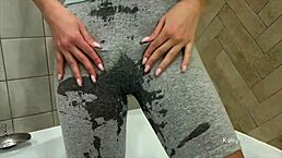 短裤里尿尿，湿逼滴腿上