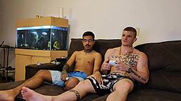 Meu amigo me chamou para jogar vídeo game e batemos uma punheta e ele me mamou!