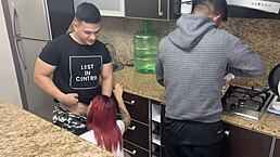 El amigo de mi marido me agarra el culo cuando estoy cocinando al lado de mi marido que no sabe que su amigo me trata como una puta ntr 😈