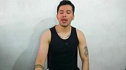 Jovencito le da sexo oral a la polla enorme gruesa del tio de su mejor amiga se come su leche relato sexual oral big cock monster cock twink cock gay