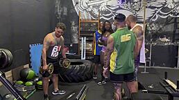 a gostosa da fernanda chocolate deu a buceta e o cuzinho dentro da academia para 4 machos pirocudos e levou leitada na cara