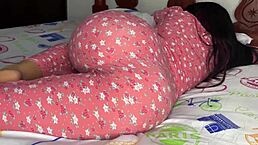 i admire el culo de mi hijastra de 18 años con grandes nalgas