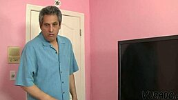 黑发继女在复古场景中满脸射精