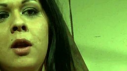 士兵咆哮道：“弯腰，乖乖宝贝，该来场粗暴打屁股了！”