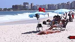 mamando a piroca do vendedor de picolé que conheci na praia 😘