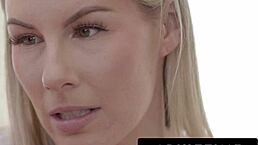 书呆子少女18+射在熟女钢琴老师Bunny Madison奶子上