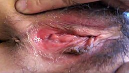 中国美女巨大乳房展示滴水特写动作