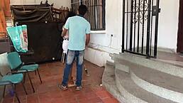 follo a mi hijastra cuando su mami la envia hacer aseo y ella squirtea