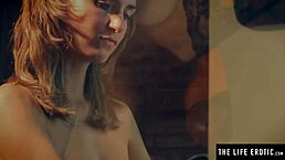 火辣金发女郎在巨乳上涂奶油 毛茸茸小穴也得到全部关注