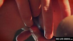 火辣金发女郎在巨乳上涂奶油 毛茸茸小穴也得到全部关注