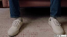 哇！熟女 Cory Chase 在治疗中操年轻夫妇！