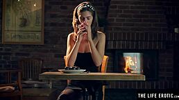 火辣金发女郎在巨乳上涂奶油 毛茸茸小穴也得到全部关注