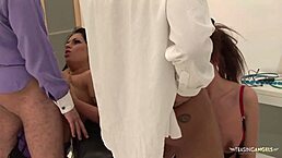 嘿，看这两个变态妹子在狂野四人性交中塞大屌进紧穴！