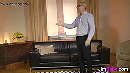 穿丝袜少女被老欧洲男硬核猛插业余片