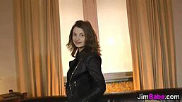 穿丝袜少女被老欧洲男硬核猛插业余片