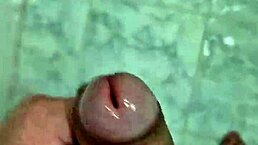 Novinho Dotado在浴室玩耍，带巴西异国风情