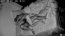 A sacanagem foi flagrada no quarto de hotel onde os machos faziam orgia entre si