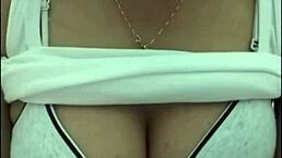 Em ngực bự performs webcam show