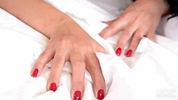 巨乳琪拉·奎恩要求医生在医院猛干她