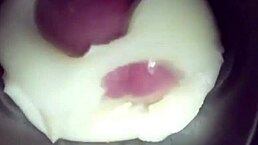 悠闲玩飞机杯自慰，最后射得一塌糊涂内射